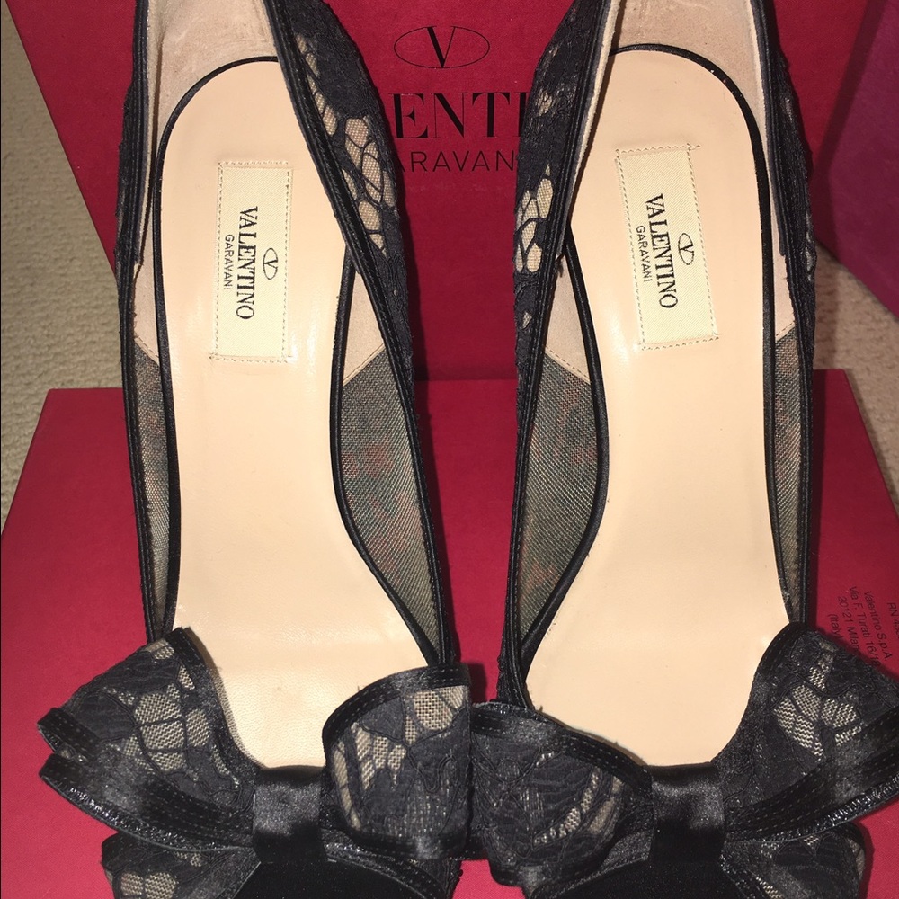 VALENTINO Stunning lace heels